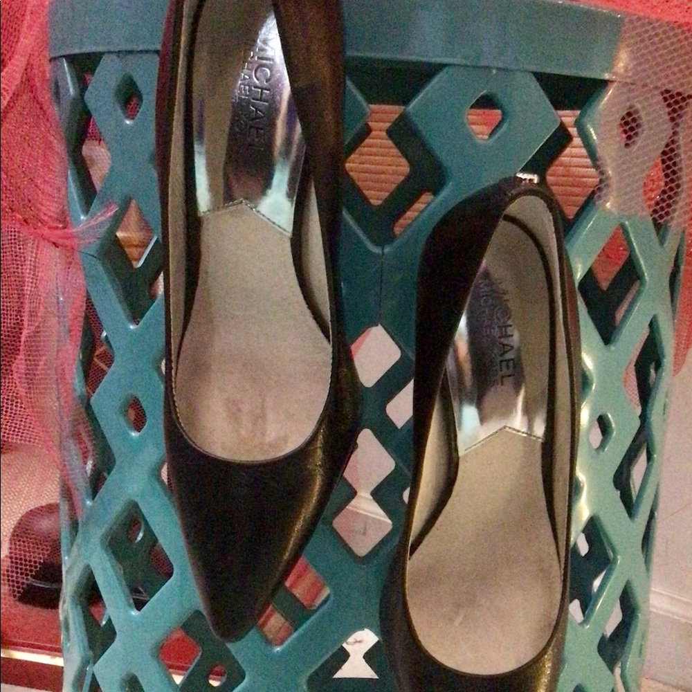 MK! The perfect pump!  Modest 3”heel Beautiful - Picture 6 of 15